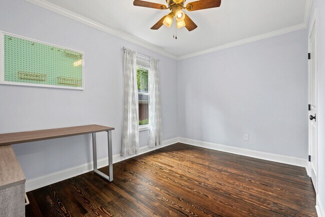 Building Photo - Cute 3 BR Bungalow with Backyard Oasis!