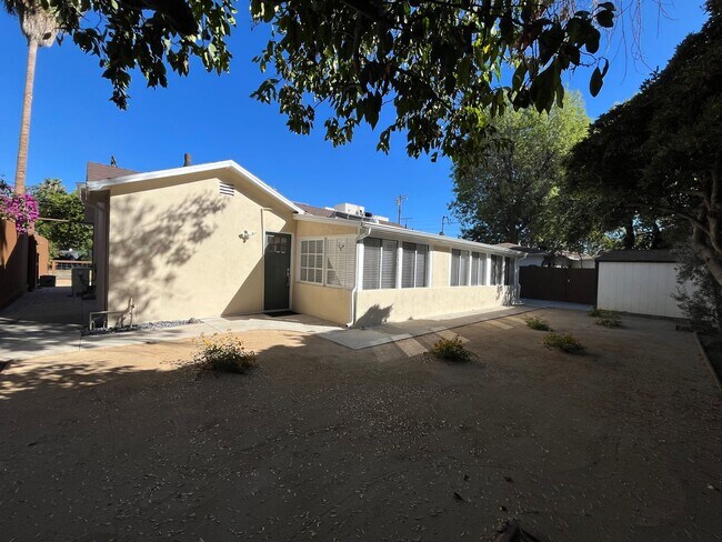 Building Photo - Valley Village 3+1 w/bonus room, all appli...