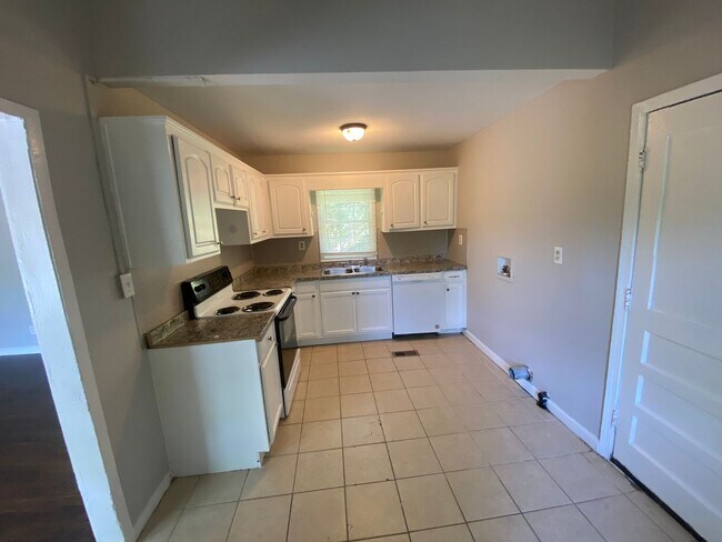 Building Photo - **AVAILABLE NOW**Nice East Columbus, GA 3 Bedroom / 1 Bathroom Home for Rent***