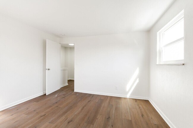 Building Photo - 4040-4042 Halsey Pl