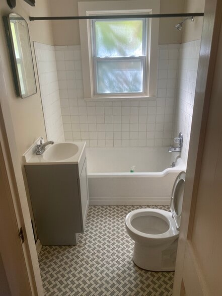 Building Photo - 5256 Warren Ave