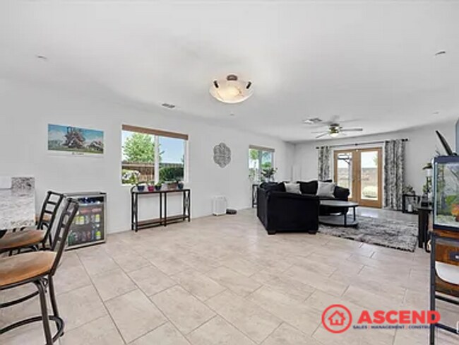 Building Photo - Attractive 4 Bedroom in Southwest Bakersfi...