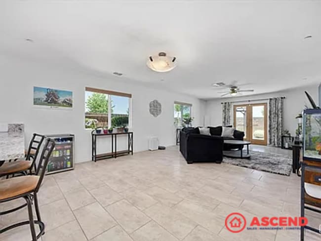 Building Photo - Stunning 4 Bedroom in Southwest Bakersfield!
