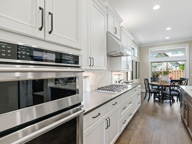 Building Photo - Beautiful & Bright Newer Home with Luxurio...