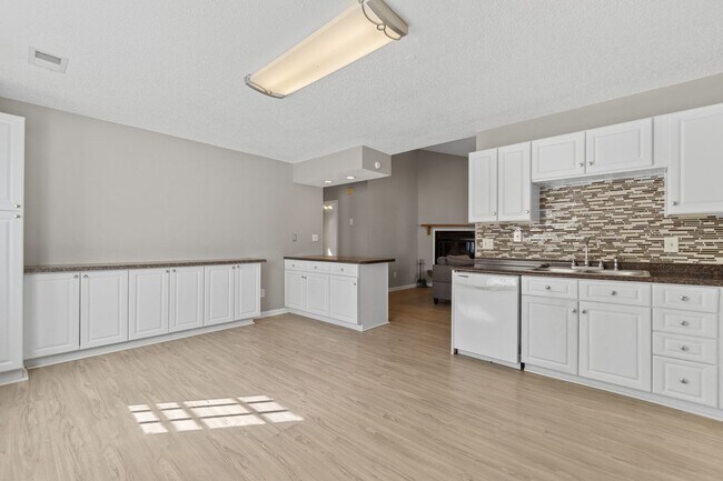 Building Photo - 4421 Smokey Lake Dr