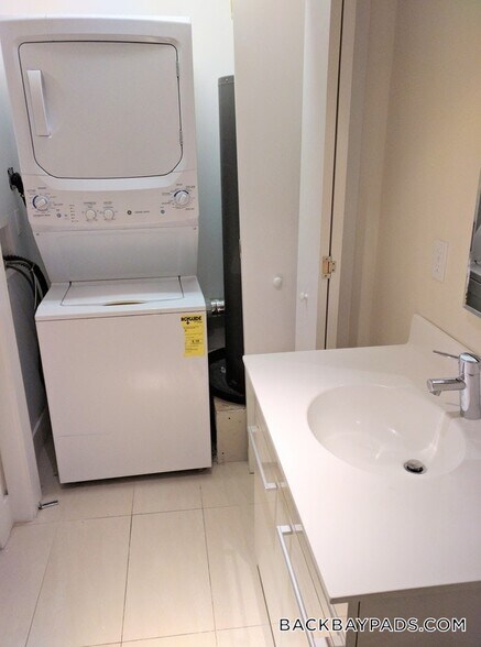 Building Photo - 1126 Boylston St