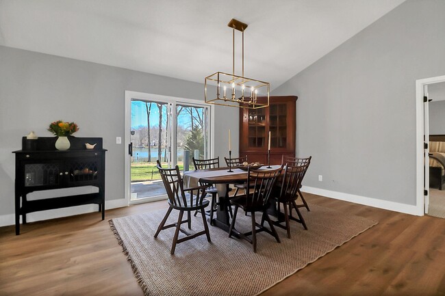 Building Photo - Immaculate, fully furnished property with lake views. Available for 6 to 12 month lease