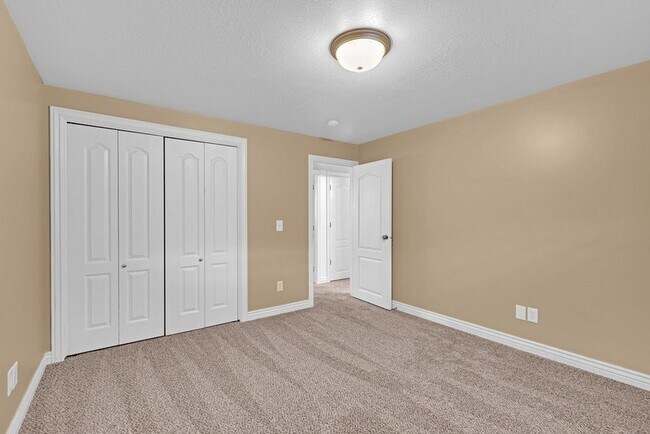 Building Photo - 2093 E View Dr