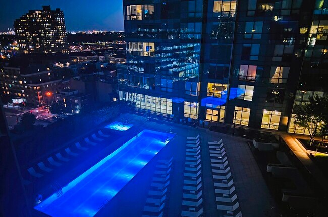 Building Photo - 77 Hudson St