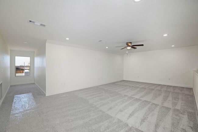 Building Photo - 7612 Woodford Ave