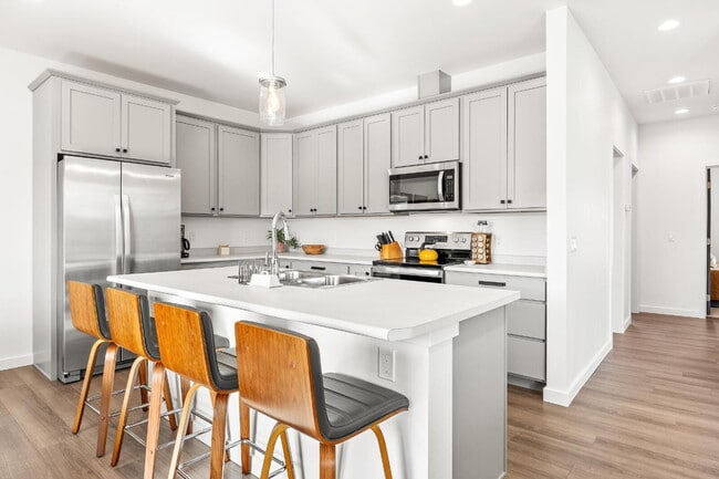 Building Photo - Modern 2-Bed Townhouse... Ideal for Professionals or Travelers