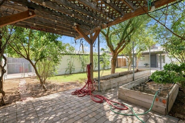 Building Photo - 1128 E Almeria Rd
