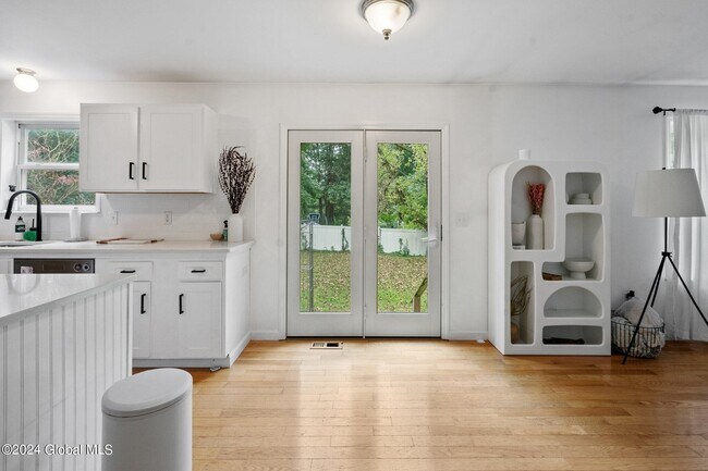 Building Photo - 9 Oxford Dr