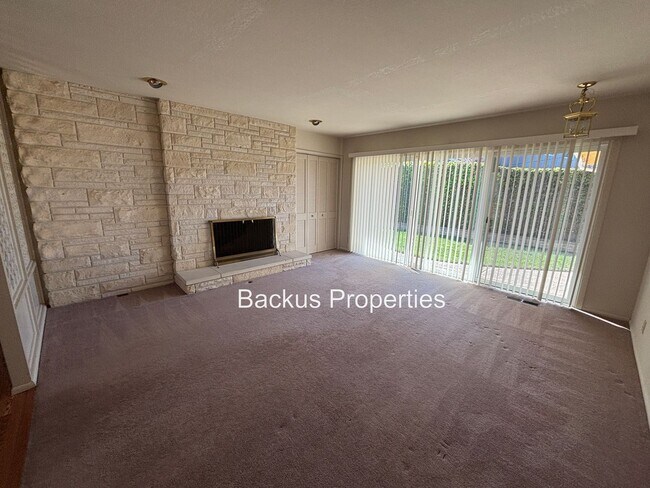 Building Photo - Wonderful three bedroom home in South Salinas