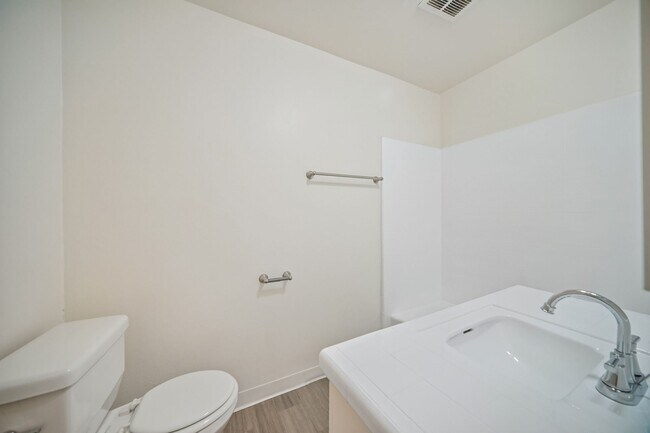 Bathroom - Winnetka Gardens Apartments