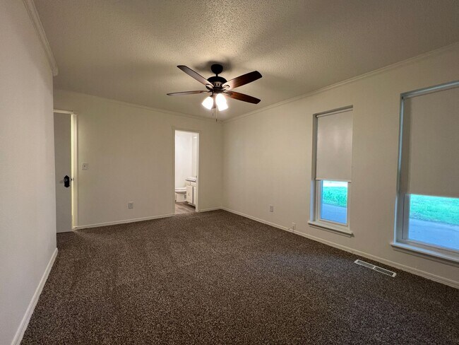 Building Photo - 3 Bedroom/2 Bathroom Home with Covered Pat...