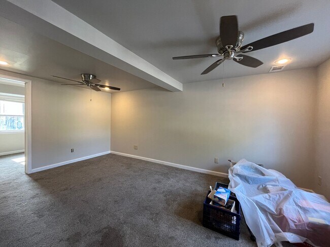 Building Photo - Beautifully updated 3-bedroom, 1-bath twin...