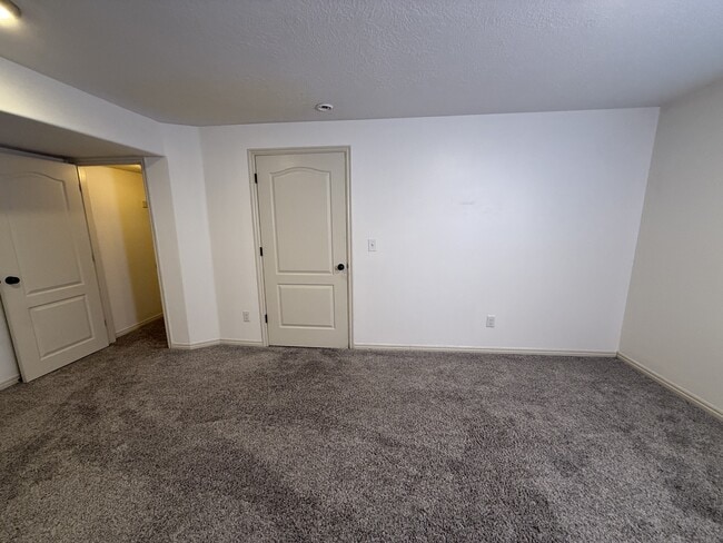 Building Photo - 8633 Chase Cir