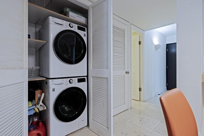 Building Photo - 2901 S Bayshore Dr