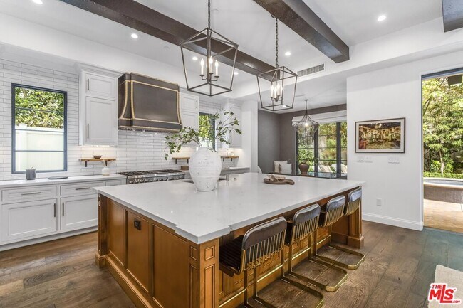 Building Photo - 820 N Vista St