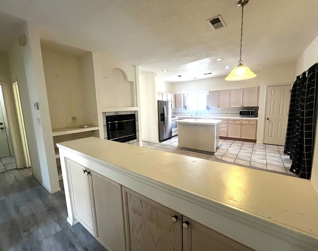 Building Photo - 3 bedroom, 2 bathroom home in NE Heights