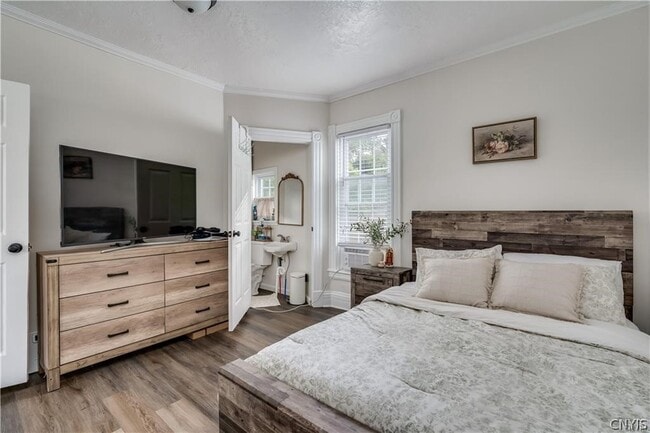 Building Photo - 380 Brainard St