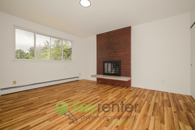 Building Photo - Versatile 5 Bedroom Retreat with Office and Outdoor Living in Burien