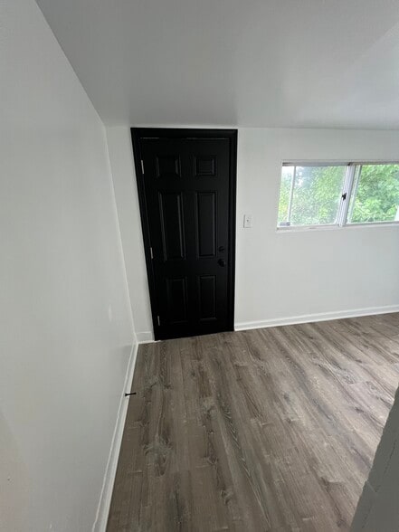 Building Photo - 305 E 20th St