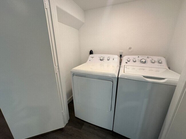 Building Photo - 3-Bedroom Duplex with Modern Finishes & Fu...