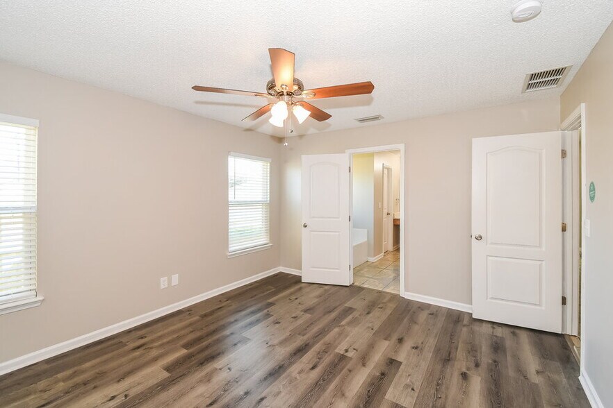 Building Photo - 6709 Gentle Oaks Dr N