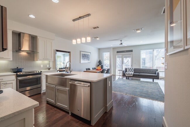 Building Photo - 2 Bed Option in East Dallas Townhome off Greenville Lakewood Neighborhood