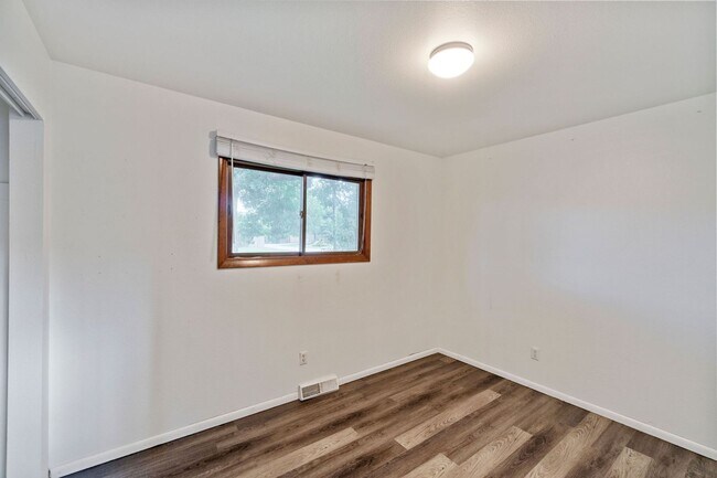 Building Photo - 833 Ponderosa Dr