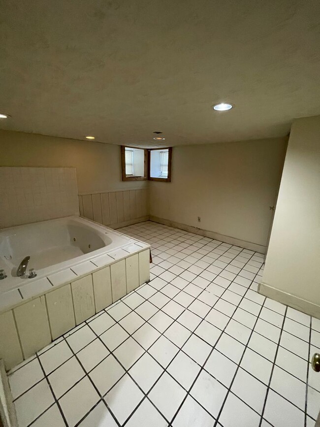 Building Photo - 194 E 14th Ave