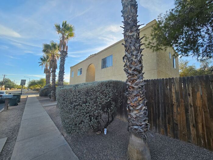 Building Photo - 2767 N Edith Blvd