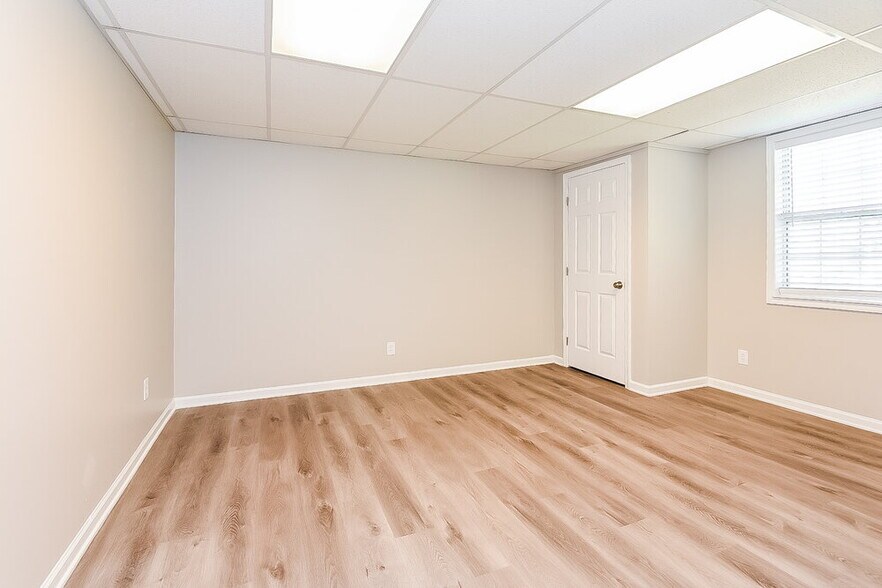 Building Photo - 12 Southview Dr