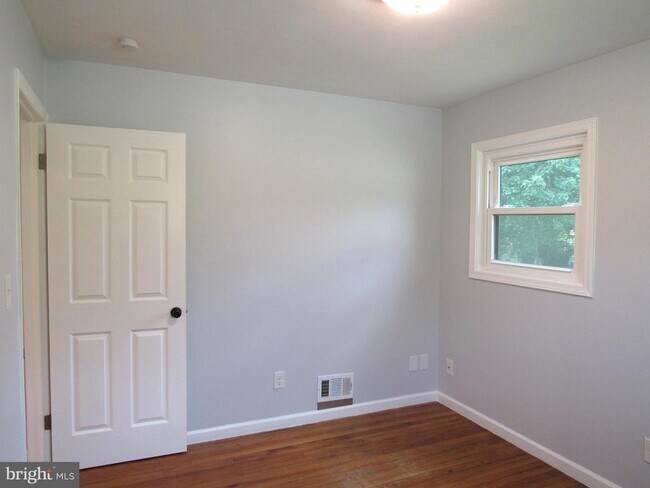 Building Photo - 5515 Helmont Dr