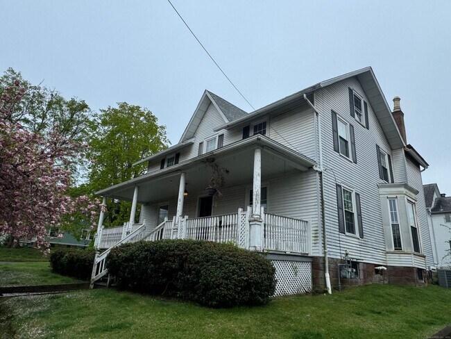 Building Photo - *413 High St.