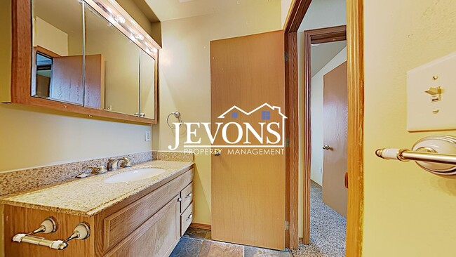 Building Photo - Charming duplex just steps from transit, p...