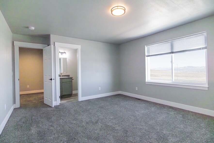 Building Photo - 2300 Deerfield Ln