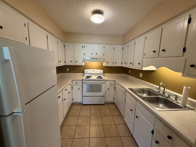 Building Photo - Pensacola - Ferry Pass - 2 bedroom, 1 bathroom - lawn care included