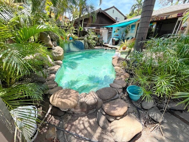 Building Photo - OHANA CLOSE TO THE BEACH!
