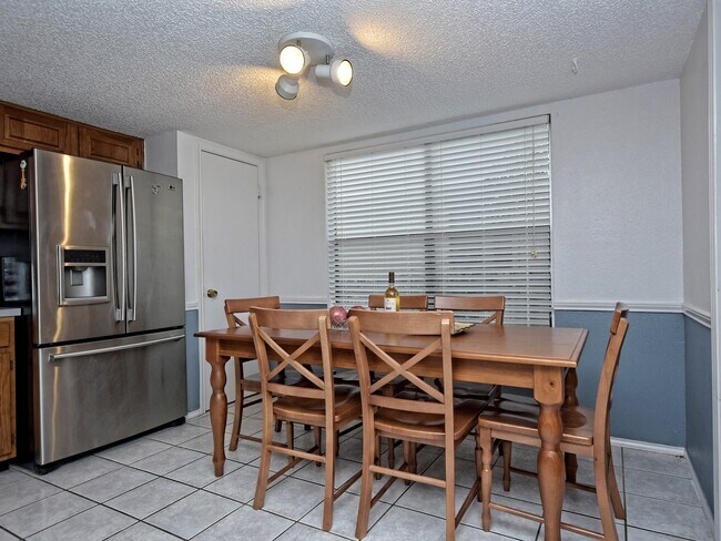 Building Photo - BEAUTIFUL 4 BEDROOM / 2.5 BATH HOME IN MAPLE RUN - FURNISHED