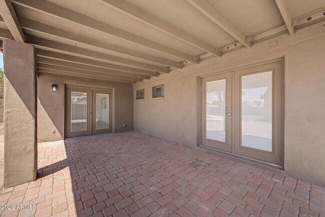 Building Photo - 2601 E Dahlia Dr