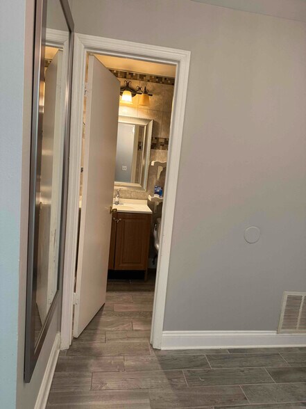 Building Photo - 218 Kellwood Ct
