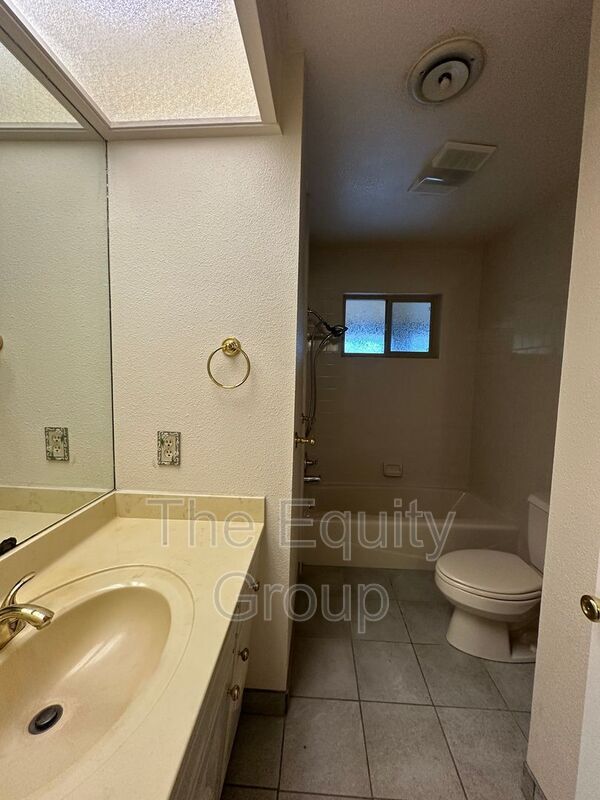 Building Photo - 1413 W Cambridge Ave