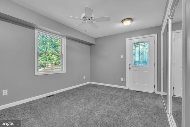 Building Photo - 165 Lakeview Dr N
