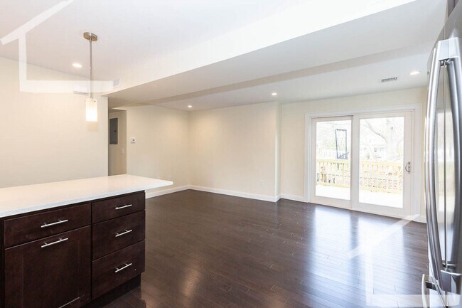 Building Photo - Charming 4 Bedroom