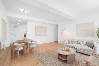 Building Photo - 43 W 61st St