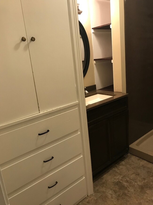 Building Photo - 1 Bedroom, 1 Bathroom House
