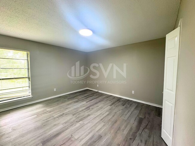 Building Photo - 9730 Trailwood Dr S